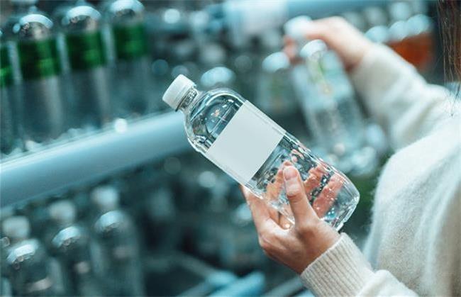پژوهشی جدید: با نوشیدن آب از بطری پلاستیکی، انبوهی نانوپلاستیک هم می‌نوشید
