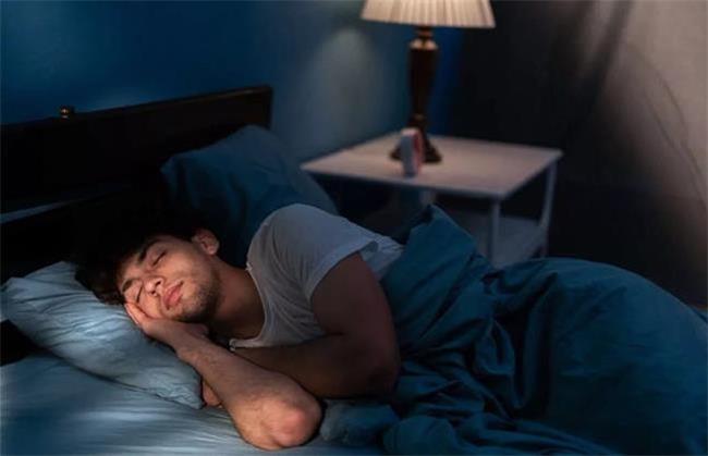 پژوهش جدید: خوابیدن به پاکسازی مغز از ضایعات متابولیک کمک می‌کند