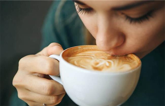روزانه چقدر می‌توان قهوه نوشید؟ انجمن قلب آمریکا پاسخ می‌دهد
