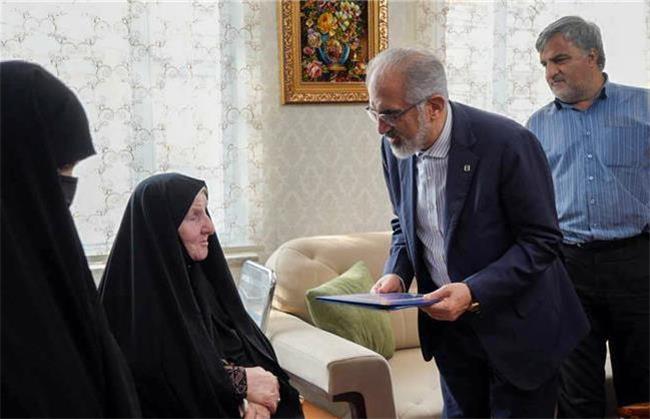 مدیرعامل بانک مسکن در دیدار با خانواده سپهبد شهید پاکپور: وامدار خون شهدا هستیم